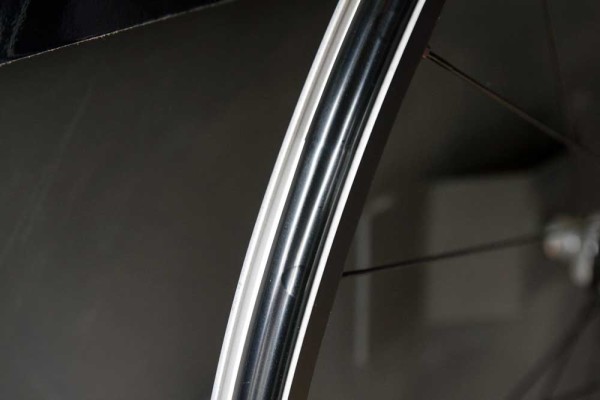 2015-Shimano-XTR-M9000-carbon-laminate-tubeless-wheels
