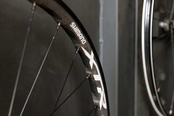 2015-Shimano-XTR-M9000-carbon-laminate-tubeless-wheels
