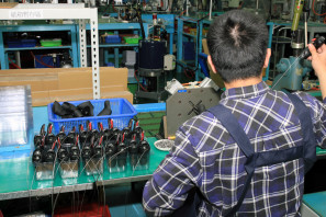 SRAM Taiwan Factory Tours Suspension Shifters Derialleurs Carbon production069
