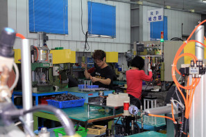 SRAM Taiwan Factory Tours Suspension Shifters Derialleurs Carbon production085