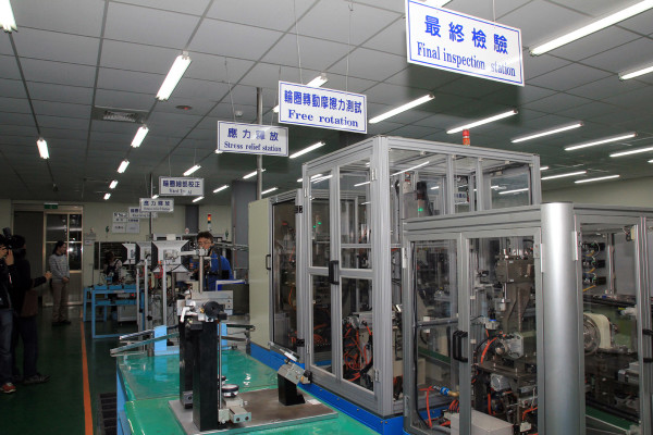 SRAM Taiwan Factory Tours Suspension Shifters Derialleurs Carbon production117