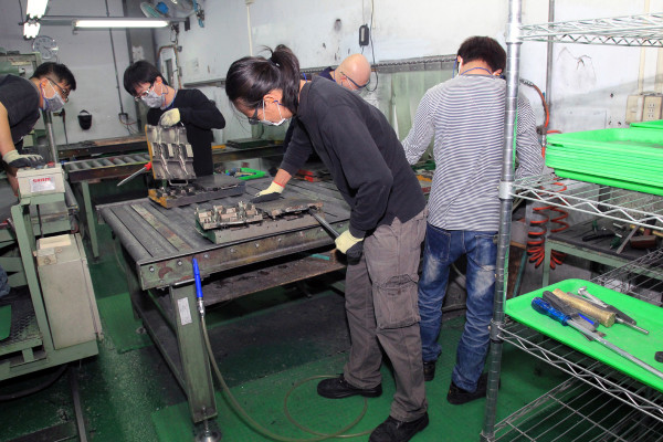SRAM Taiwan Factory Tours Suspension Shifters Derialleurs Carbon production241