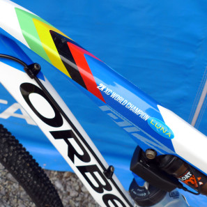 XC_mountain-bike_World-Cup_Nove-Mesto_Luna_Catherine-Pendrel_world-champion_new-Orbea-Oiz_custom-rainbow-stripe-paint