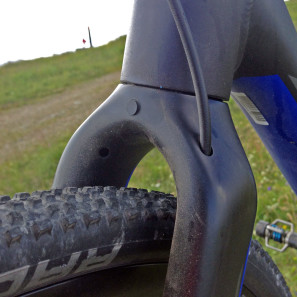 Rose-Bikes_Team-DX-Cross_aluminum_cyclocross-bike_carbon-fork_fender-mount_tire-clearance_details