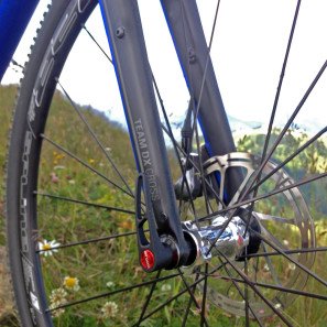 Rose-Bikes_Team-DX-Cross_aluminum_cyclocross-bike_carbon-fork_thru-axle-low-rider-mount_details