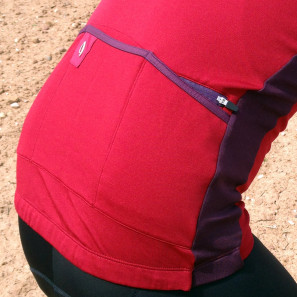 Isadore-Apparel_Messenger-Jersey_merino-wool-blend_Rio-Red_rear-pocket-layout-empty