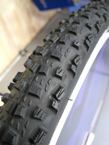 Mitas_Rubena_Kratos_Textra_Tubeless-Supra_127tpi_wet-loose-mountain-bike-tire_tread-detail