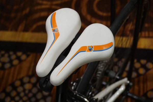 Bisaddle-split-shell-adjustable-width-bicycle-saddle01