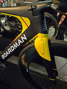 Boardman_TTE-Signature_carbon-aero-timetrial-bike_T9-integrated-brake-fork