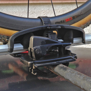 Thule_ProRide-591_roof-mount_upright-bike-carrier_rear-clamp-detail