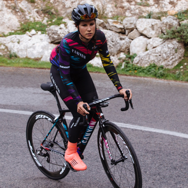Rapha_Canyon-SRAM_womens-team_kit_riding