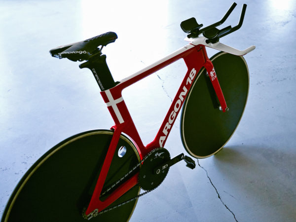 Argon-18_new-Electron-Pro_carbon-track-bike_Denmark-Olympic-Track-Team_complete-3-4