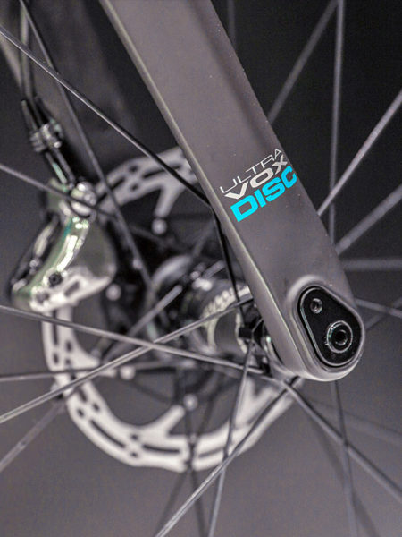 Swift-Carbon_Ultravox-DSQ_disc-brake-road-bike_front-interchangeable-dropout