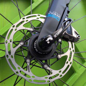 Swift-Carbon_Ultravox-DSQ_disc-brake-road-bike_front-maxle