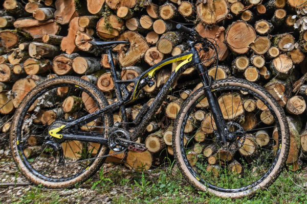 Lapierre-XR-729_carbon-eishock-full-suspension-cross-country-marathon-XC-mountain-bike_photo-by-Manu-Molle_complete