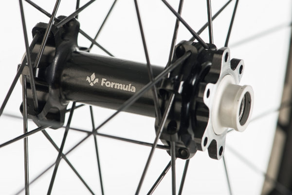Formula-Linea_mountain-bike-wheels_09_Front-Hub_Studio