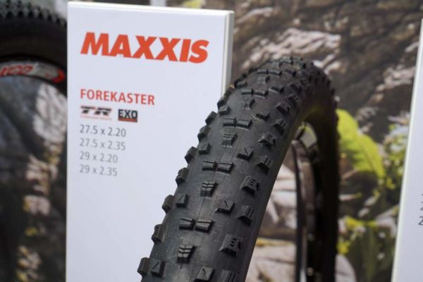 2017-maxxis-forekaster-wide-trail-mountain-bike-tires-01