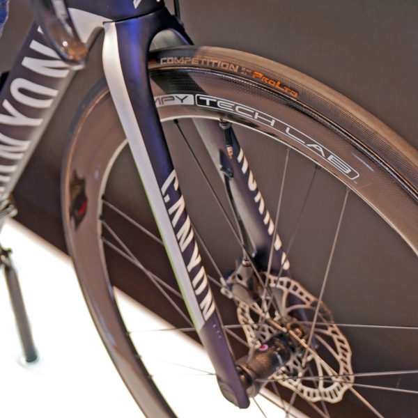 canyon_aeroad-cf-slx-disc_carbon-lightweight-disc-brake-aero-aerodynamic-road-race-bike_movistar-pro-team_fork-legs