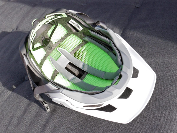 Endura_MT500-helmet_Koroyd-honeycomb-absorbing-enduro-trail-mountain-bike-helmet_white_inside
