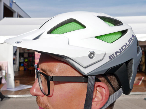 Endura_MT500-helmet_Koroyd-honeycomb-absorbing-enduro-trail-mountain-bike-helmet_white_side