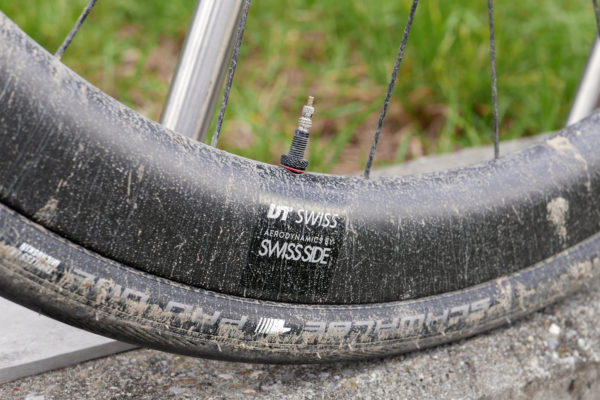 dtswiss_erc-1100_aero-wide-carbon-endurance-road-tubeless-clincher-wheelset_swiss-side-aero-dirty