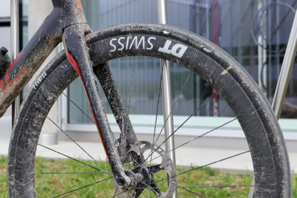 dtswiss_erc-1100_aero-wide-carbon-endurance-road-tubeless-clincher-wheelset_front-wheel-dirty-tubeless