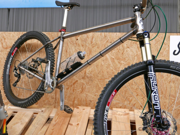 selberbruzzler_podenco-cycles_fr-dh-hardtail_amateur-framebuilder-collective_aggressive-all-mountain-trail-mountain-bike_driveside