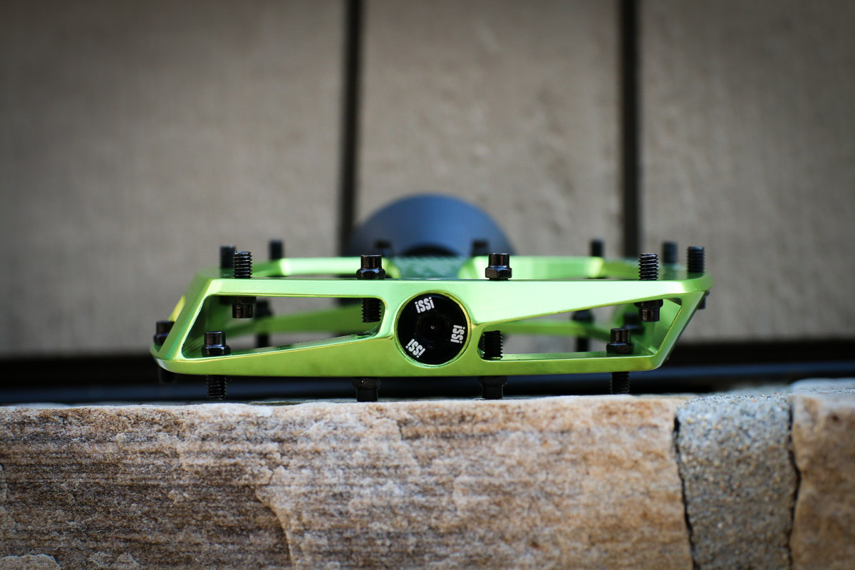 FB18: Smash the pedals w/ new iSSi Stomp XL platform, and Flip III