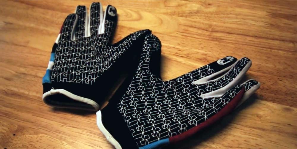 simple mountain bike and gravel bike gloves with silicone grip and touchscreen compatible fingers