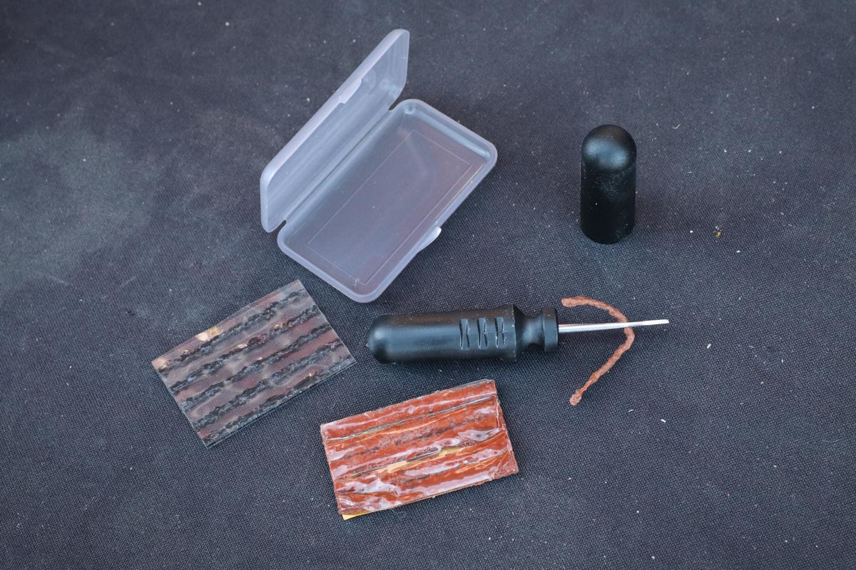 slug plug tubeless tire repair kit with tire plugs and insertion tool