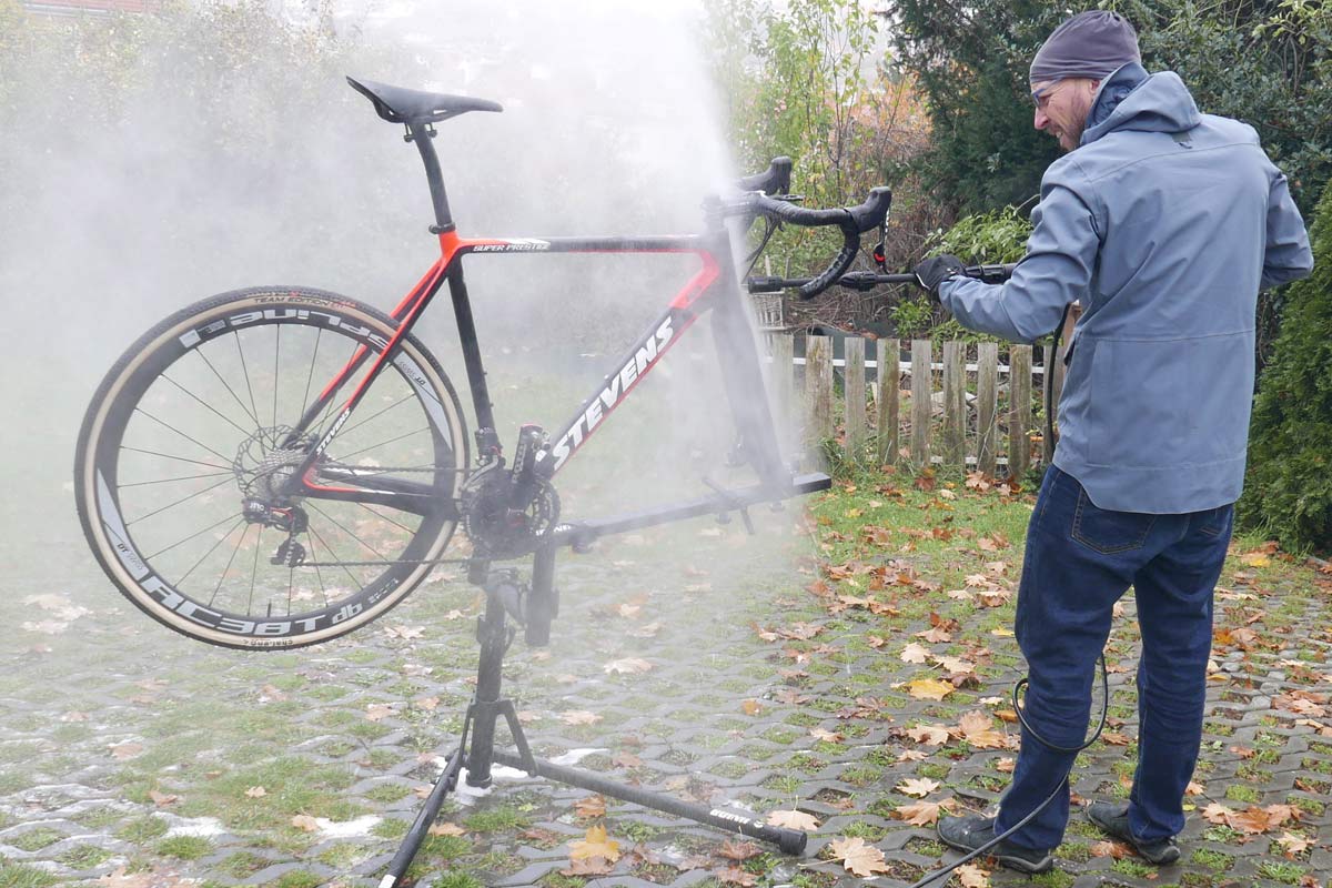 Muc-Off Pressure Washer review, bicycle-specific bike& bearing-safe compact electric regulated-pressure pressure washer with Snow Foam soap bubble attachment sprayer