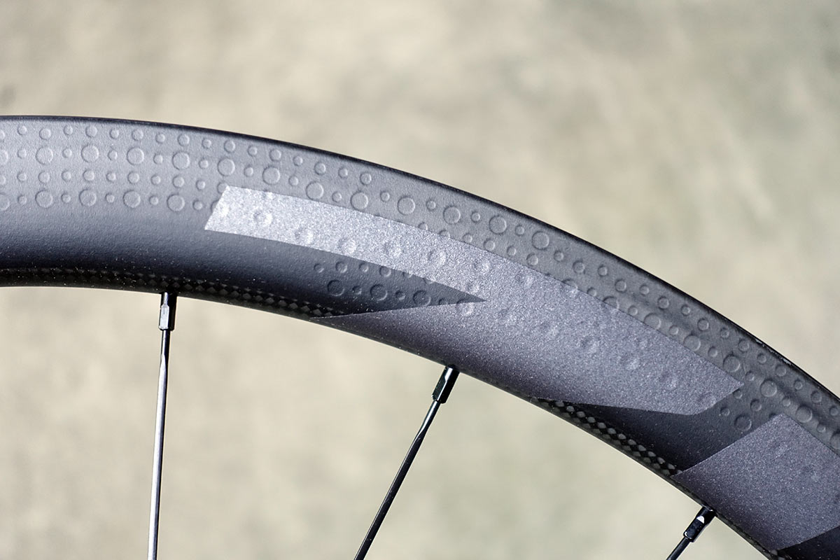 zipp 303 firecrest hookless tubeless carbon gravel road bike wheels get new graphics