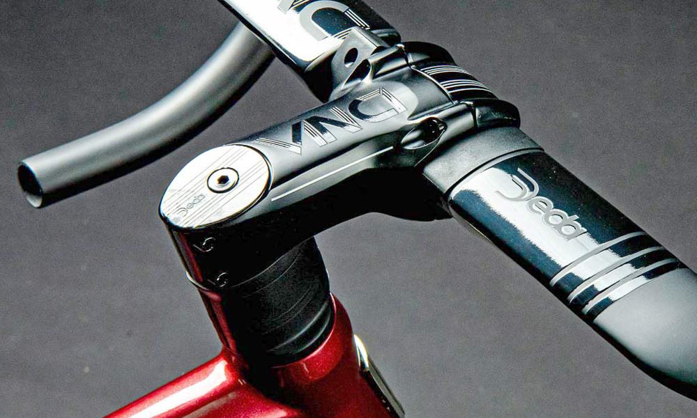 Deda Elementi Vinci integrated road bike cockpit, hidden internal cable routing separate aero handlebar stem DCR headset system, courtesy T and K Titanium bikes