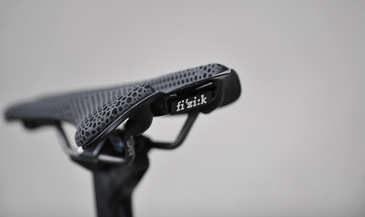 3D-printed Fizik Versus Evo R1 & R3 saddles hit the road, now in stealthy all-black -