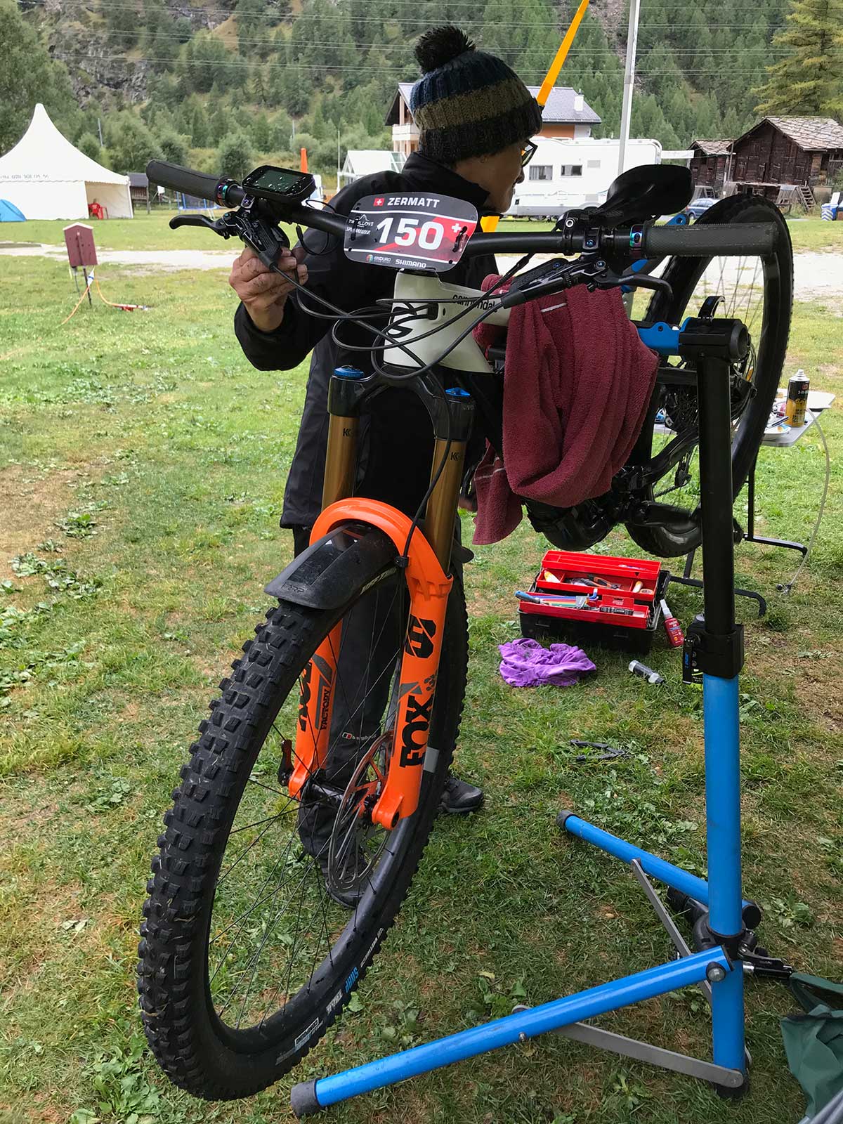 mechanic louise robsinson working on cannondale jekyll race bike ews zermatt 2020