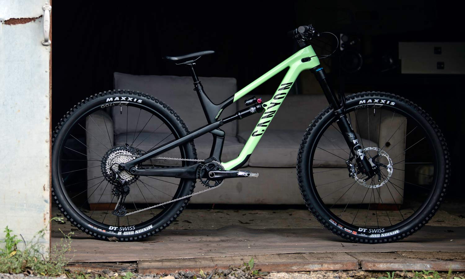2021 Canyon Spectral 29 CF trail bike, lightweight carbon 150mm all-mountain bike, photo by Roo Fowler, barn complete