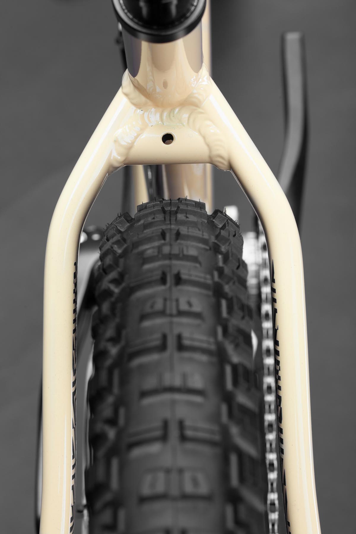 Devinci Kobain hard tail mountain bike tire clearance
