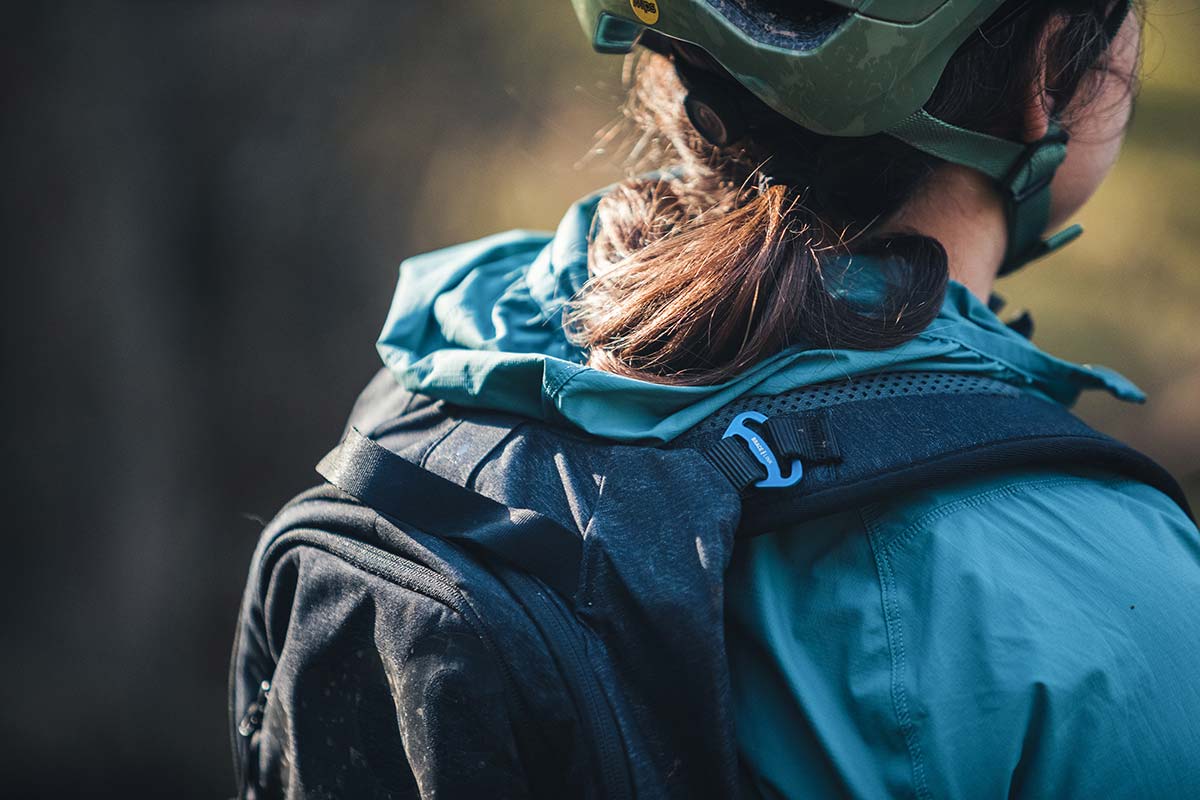 evoc trail pro backpack brace link shoulder straps