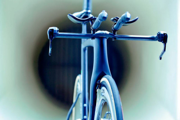 2015 bianchi aquila cv aero tt-triathlon bike with countervail vibration canceling technology