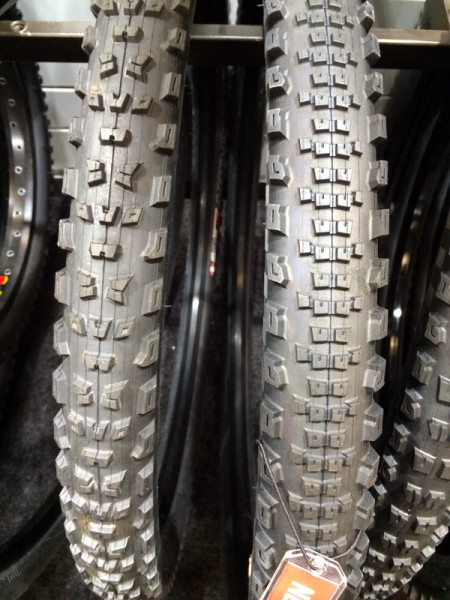 2015-specialized-slaughter-mountain-bike-tire01