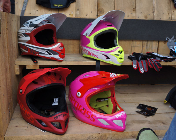 2015-bluegrass-gloves-XC-trail-and-full-face-helmets02