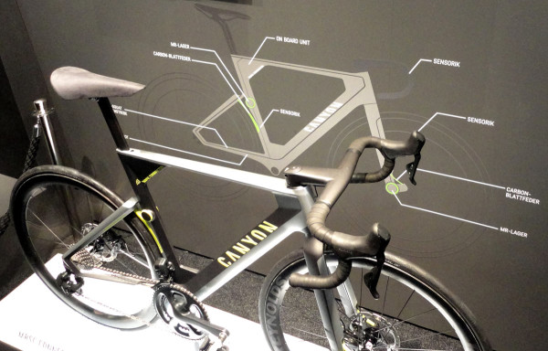 Canyon_Projekt_MRSC_electronic_full-suspension_aero_road_bike_concept_prototype_three-quarter_detail