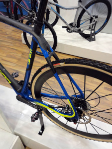 Centurion_Crossdrive_carbon_disc-brake_cyclocross_bike_prototype_flat_looped_stays