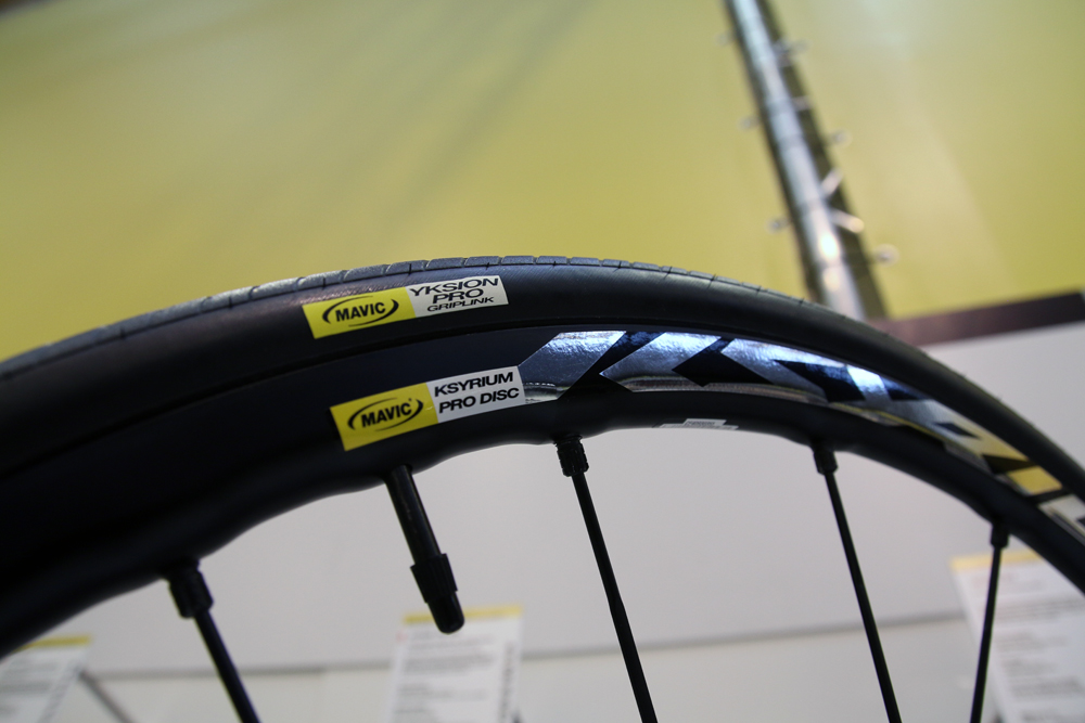 Mavic aksium deals disc weight