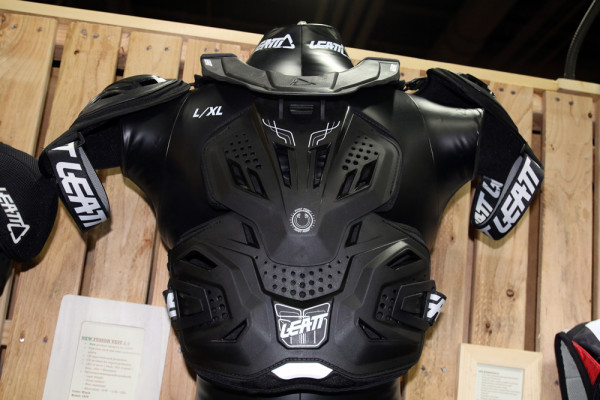 Leatt protection helmet glvoes hydration armor pads (1)