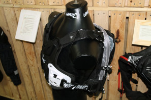 Leatt protection helmet glvoes hydration armor pads (43)