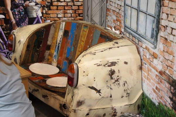 car-trunk-turned-into-bench-seat01