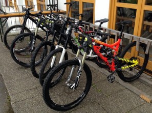 Bionicon_Edison_EVO_enduro_mountain_bike_afternoon_ride_line-up