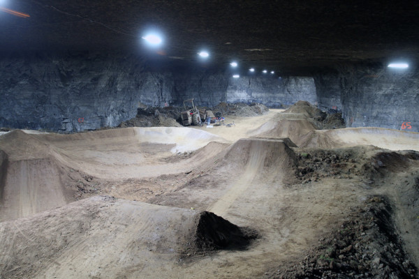Louisvill mega cavern bike park mtb bmx underground cave  dirt jump (30)