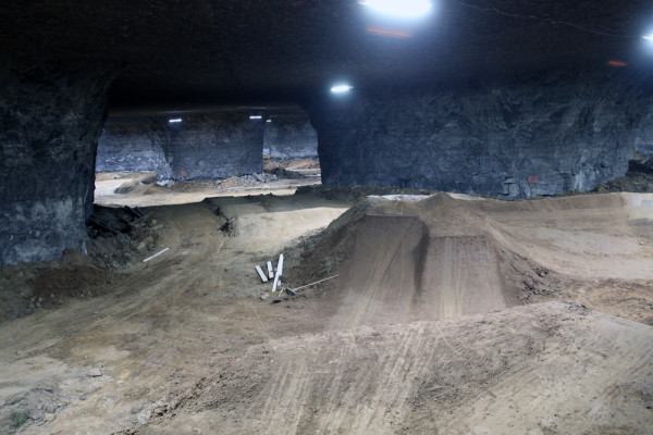 Louisvill mega cavern bike park mtb bmx underground cave  dirt jump (31)